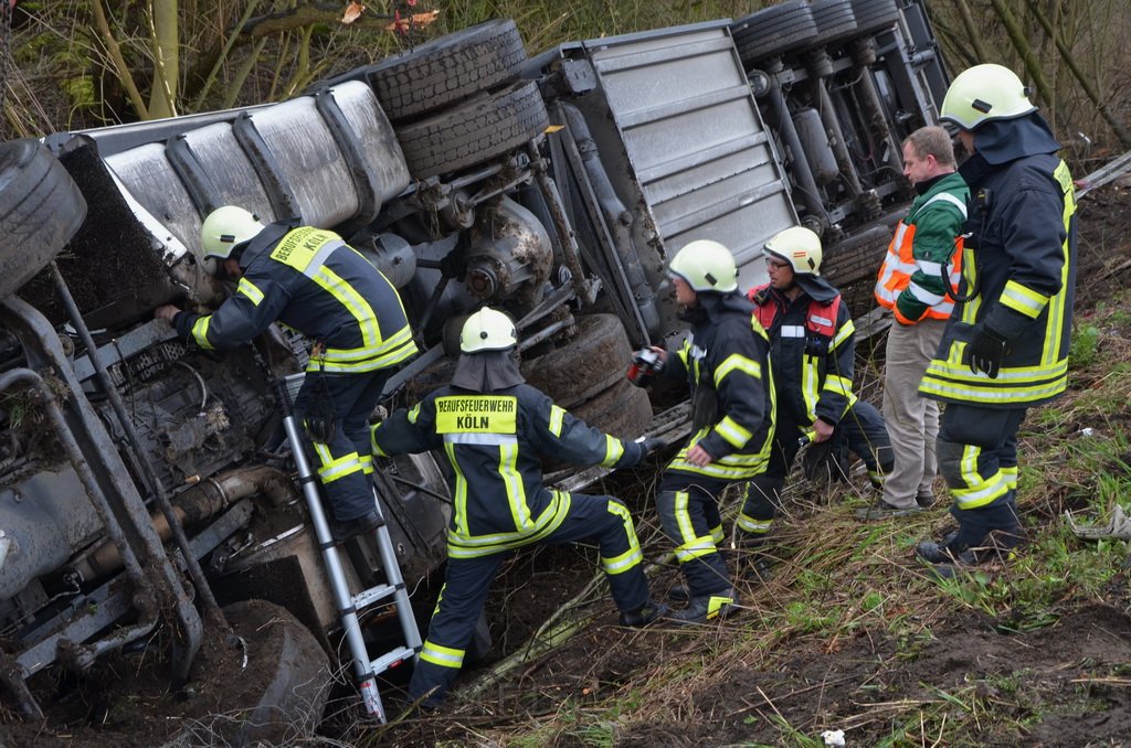 VU LKW umgestuerzt A 3 Rich Frankfurt AS Koenigsforst P333.JPG - Miklos Laubert